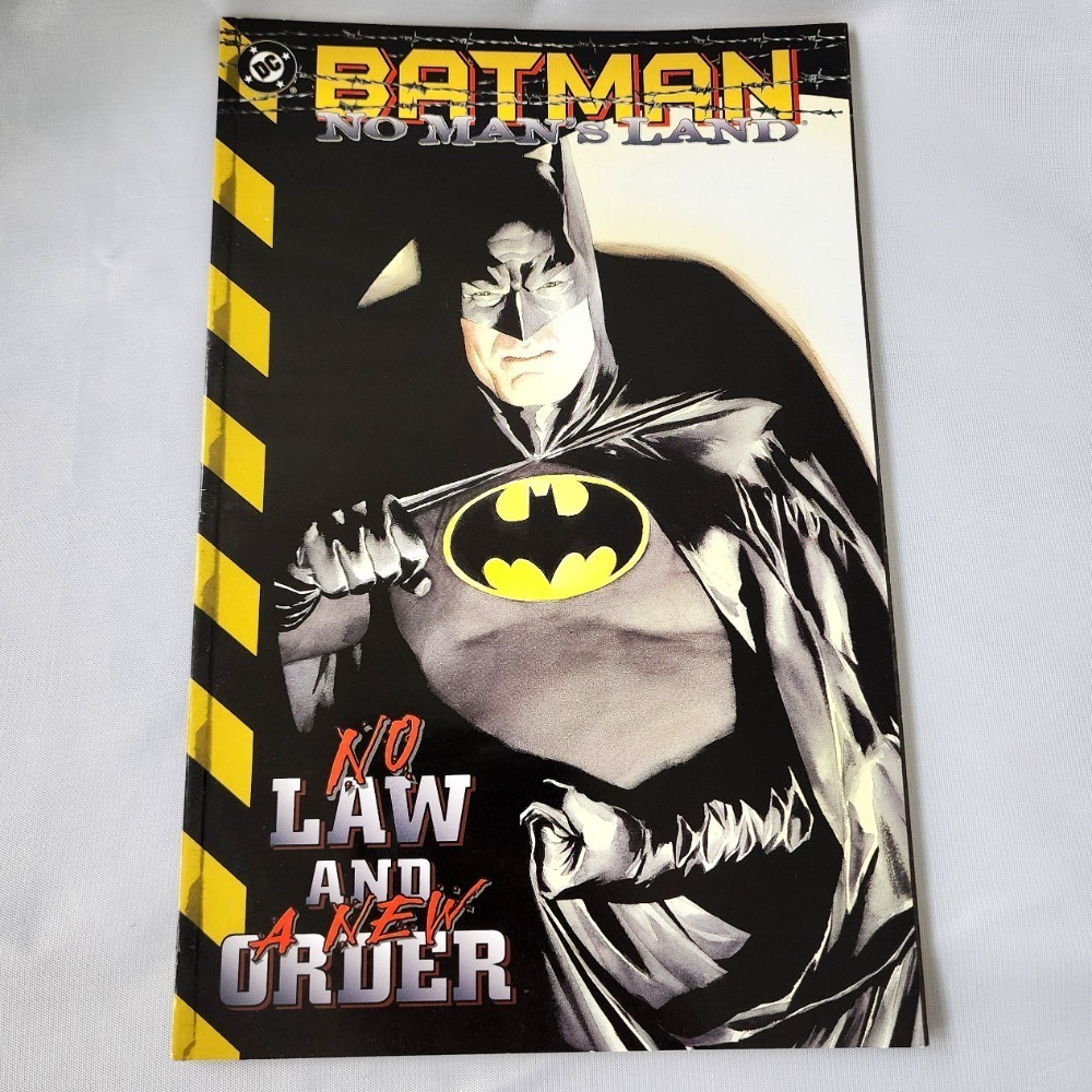 Batman No Man's Land: No Law and A New Order Graphic Novel Comic‎ Book